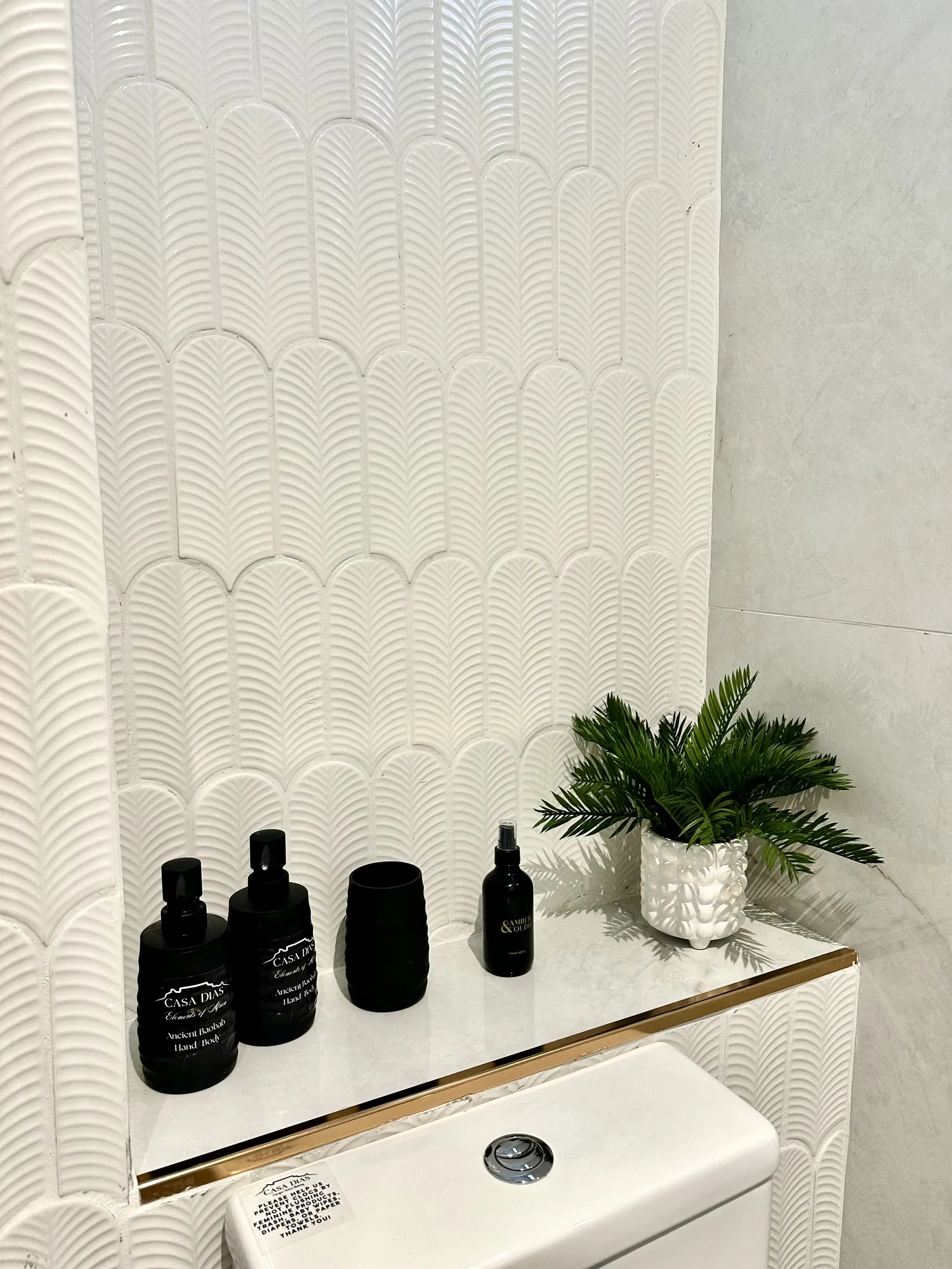 Guest toiletries on a scalloped tile shelf at Casa Dias