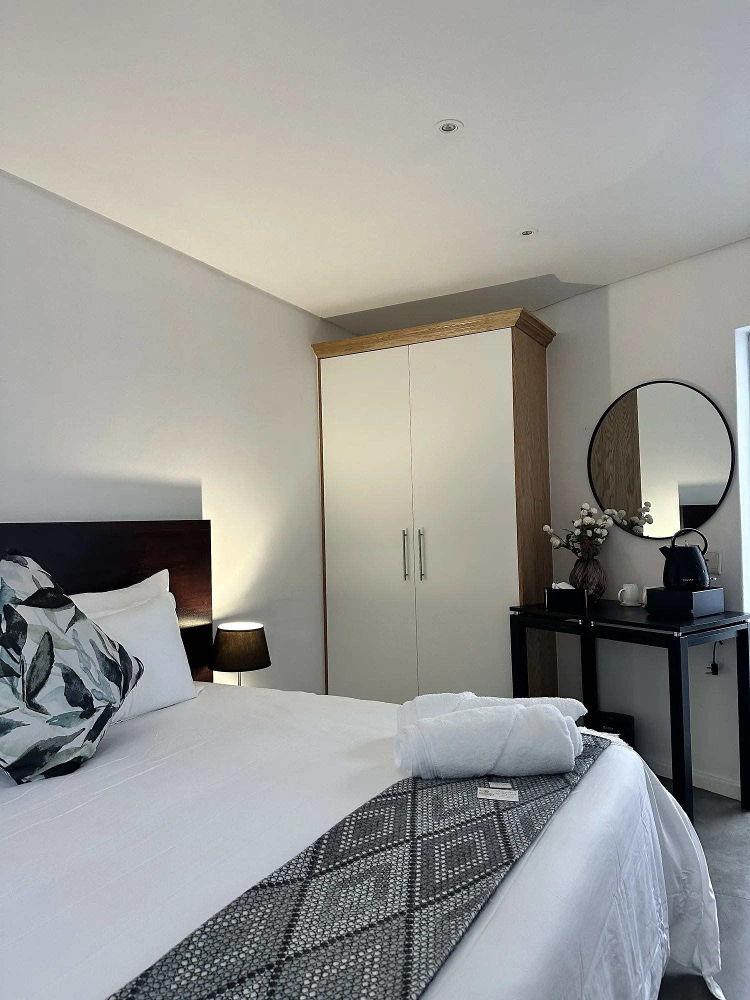A Casa Dias bedroom with a white wardrobe and dressing table