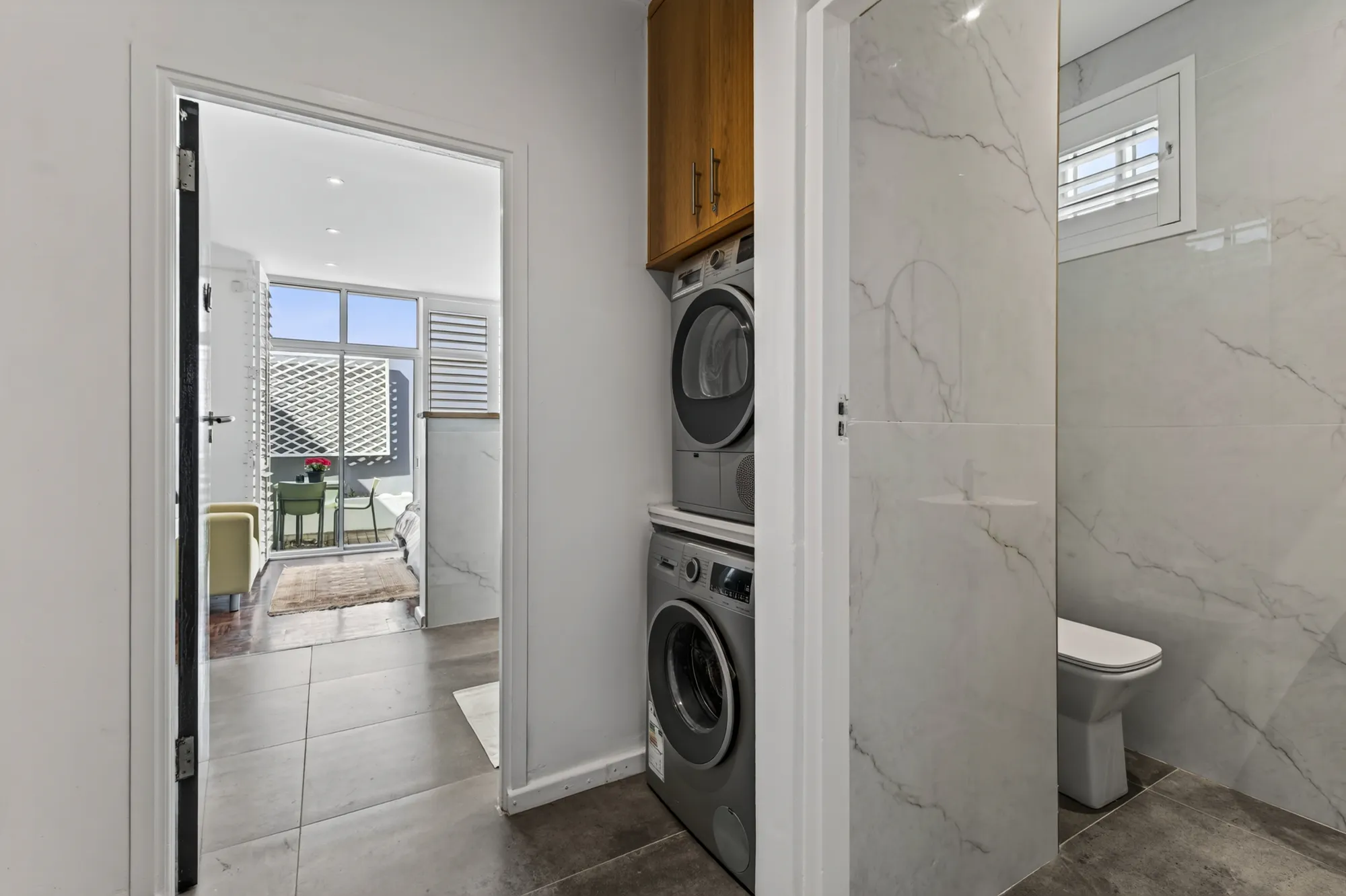 Laundry facilities and a guest bathroom at Casa Dias