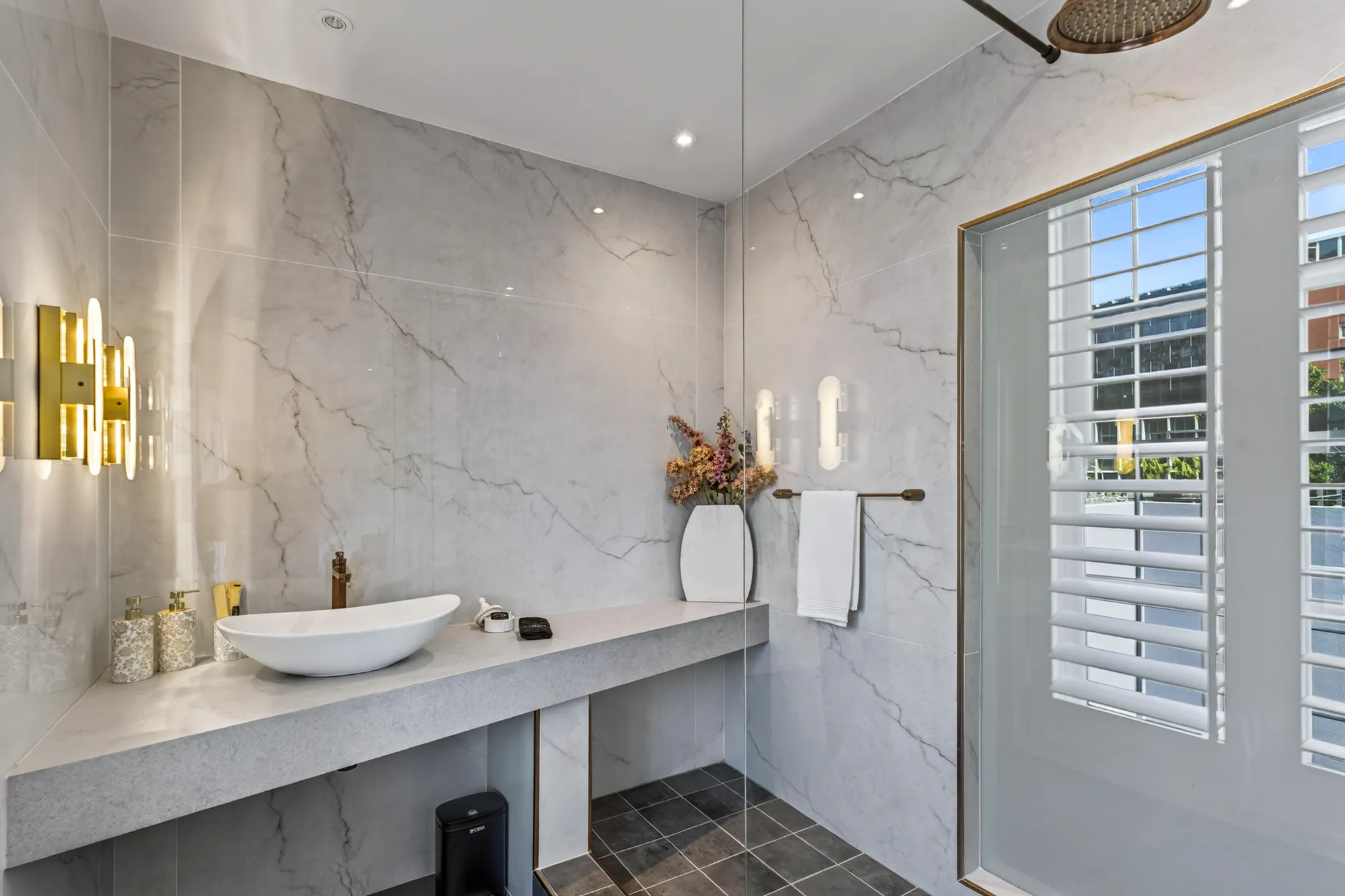 A marble en-suite bathroom at Casa Dias